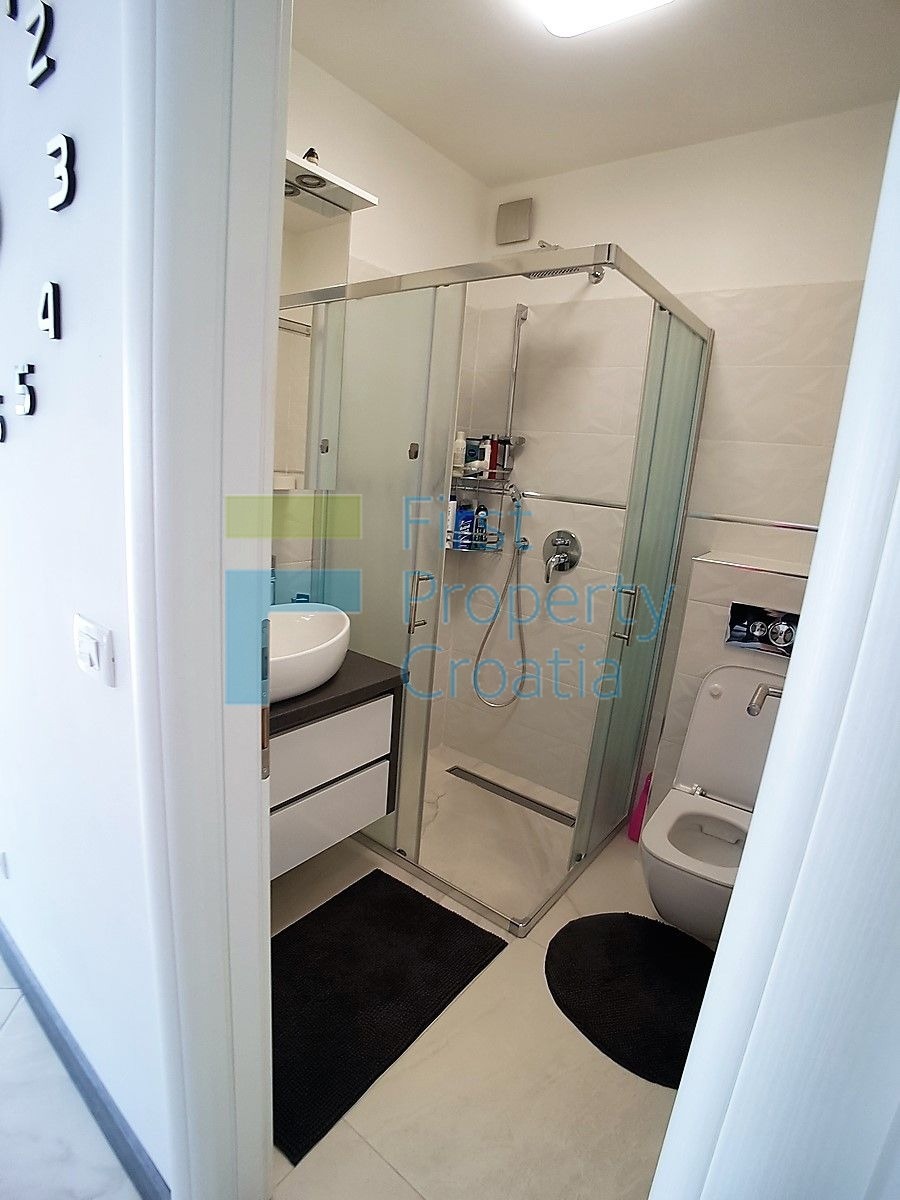 TG1404 – Prostran, potpuno namješten apartman, Čiovo, na prodaju