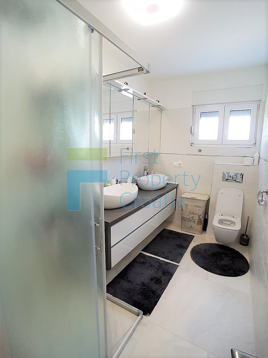 TG1404 – Prostran, potpuno namješten apartman, Čiovo, na prodaju