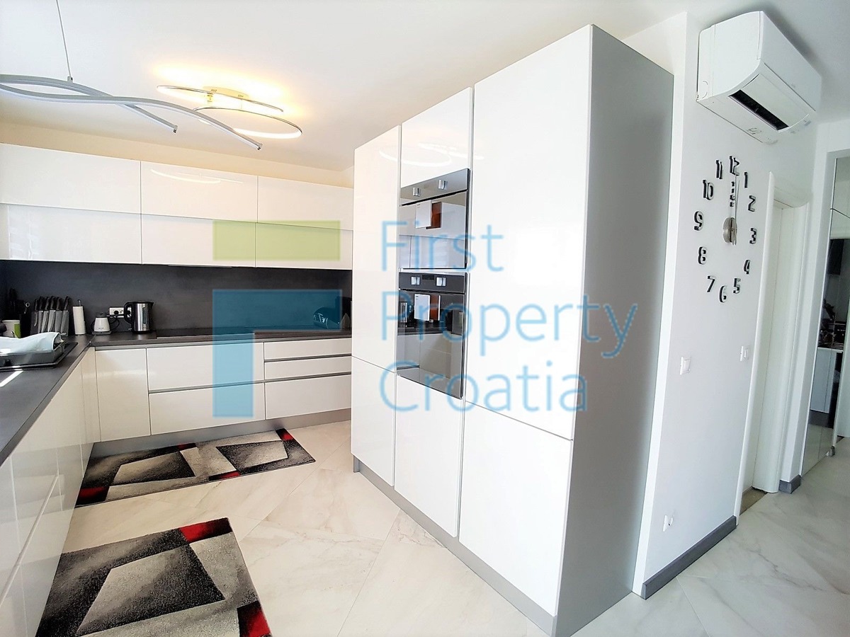 TG1404 – Prostran, potpuno namješten apartman, Čiovo, na prodaju