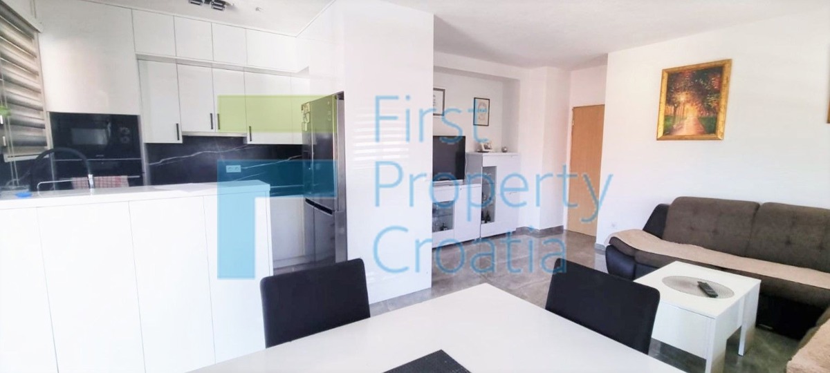 TG1463 – Apartmanski objekt sa 2 stambene jedinice, Čiovo, na prodaju