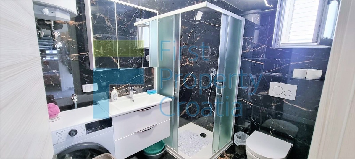 TG1463 – Apartmanski objekt sa 2 stambene jedinice, Čiovo, na prodaju