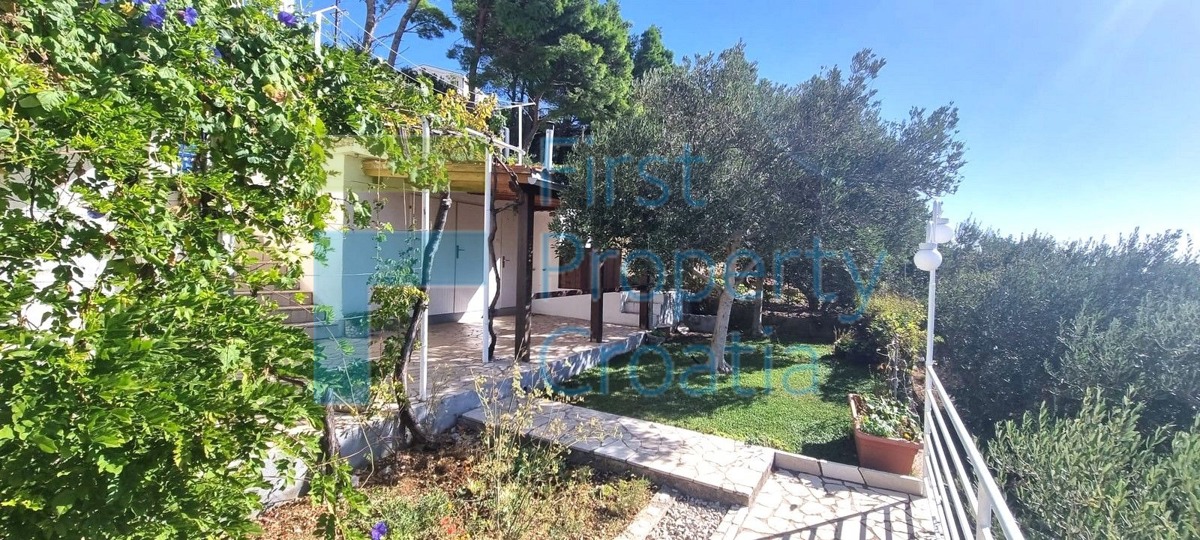 OM1615 - Apartmanska kuća u naselju na Omiškoj rivijeri, na prodaju