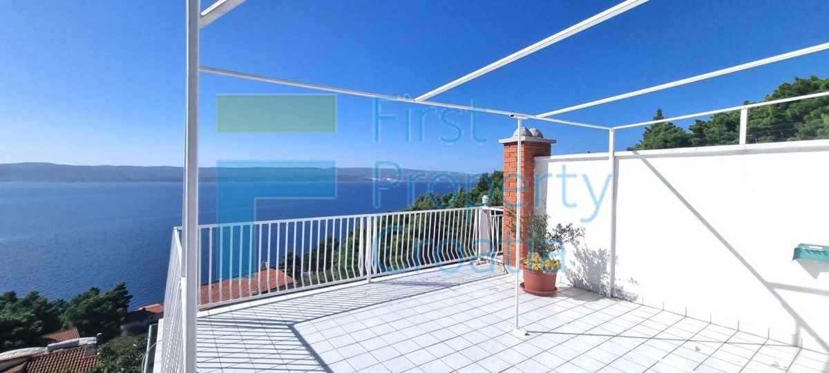 OM1615 - Apartmanska kuća u naselju na Omiškoj rivijeri, na prodaju