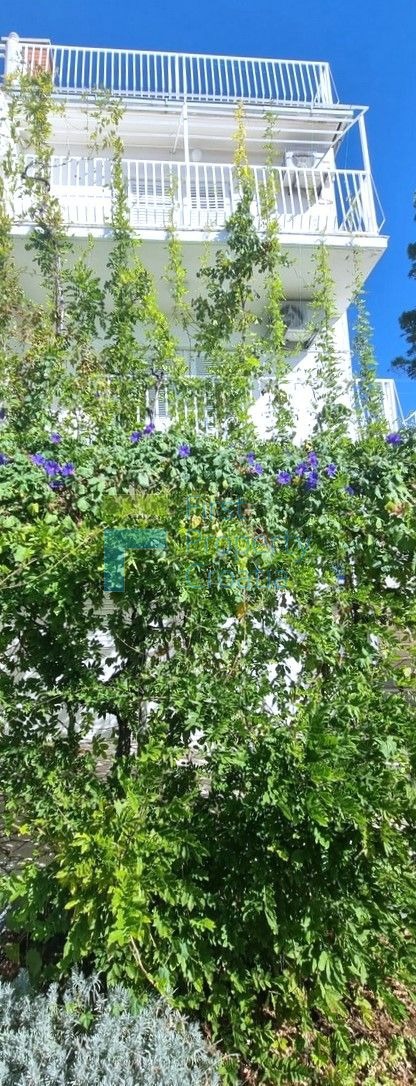 OM1615 - Apartmanska kuća u naselju na Omiškoj rivijeri, na prodaju