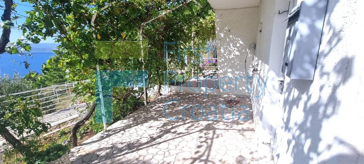 OM1615 - Apartmanska kuća u naselju na Omiškoj rivijeri, na prodaju