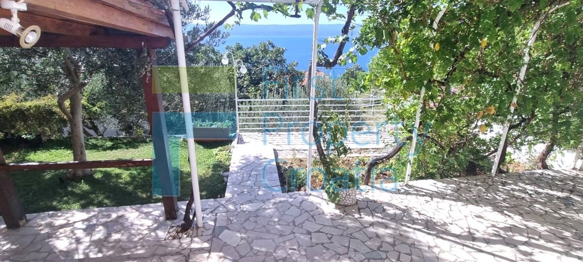 OM1615 - Apartmanska kuća u naselju na Omiškoj rivijeri, na prodaju