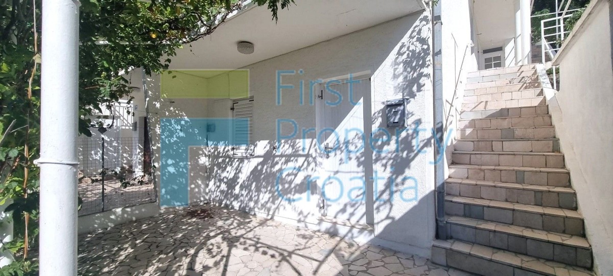 OM1615 - Apartmanska kuća u naselju na Omiškoj rivijeri, na prodaju