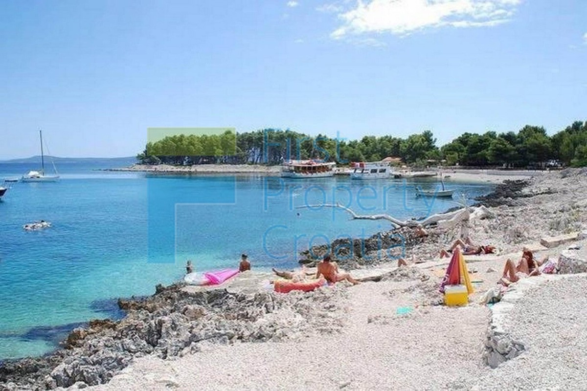 TG1636 - Velika apartmanska vila s grijanim bazenom, Čiovo, na prodaju