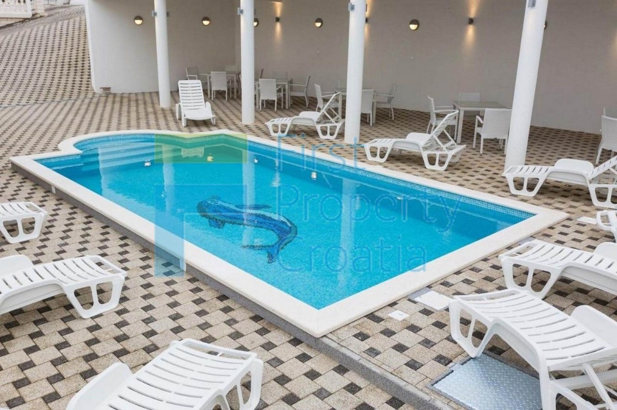 TG1636 - Velika apartmanska vila s grijanim bazenom, Čiovo, na prodaju