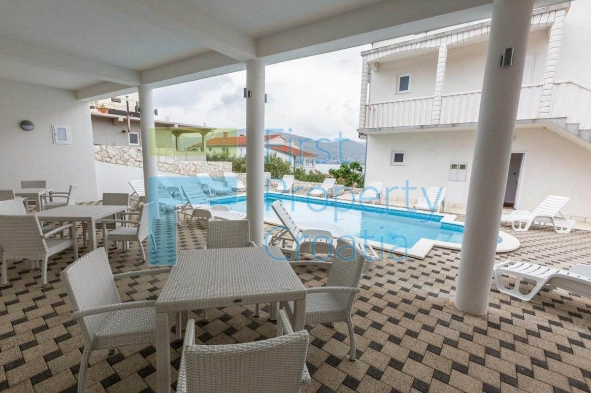 TG1636 - Velika apartmanska vila s grijanim bazenom, Čiovo, na prodaju