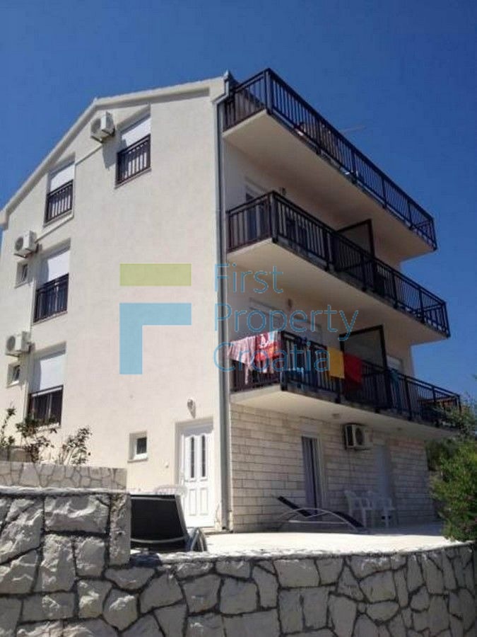 TG1636 - Velika apartmanska vila s grijanim bazenom, Čiovo, na prodaju