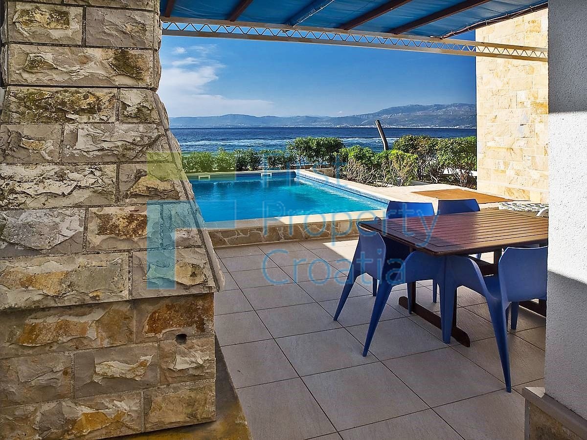 BR1278 - Kuća prvi red do mora s dva apartmana, Brač, na prodaju