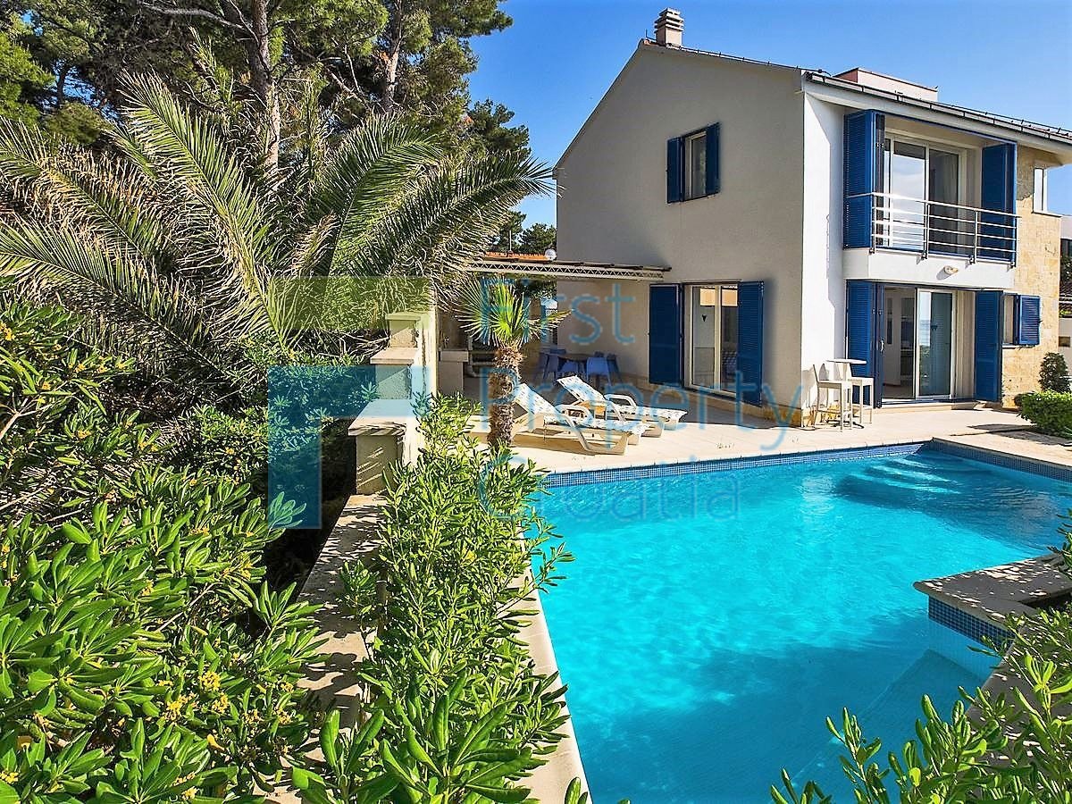 BR1278 - Kuća prvi red do mora s dva apartmana, Brač, na prodaju