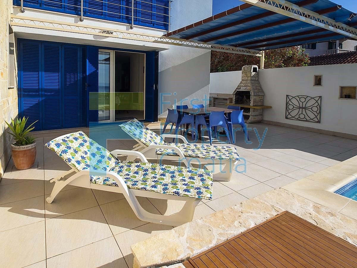 BR1278 - Kuća prvi red do mora s dva apartmana, Brač, na prodaju