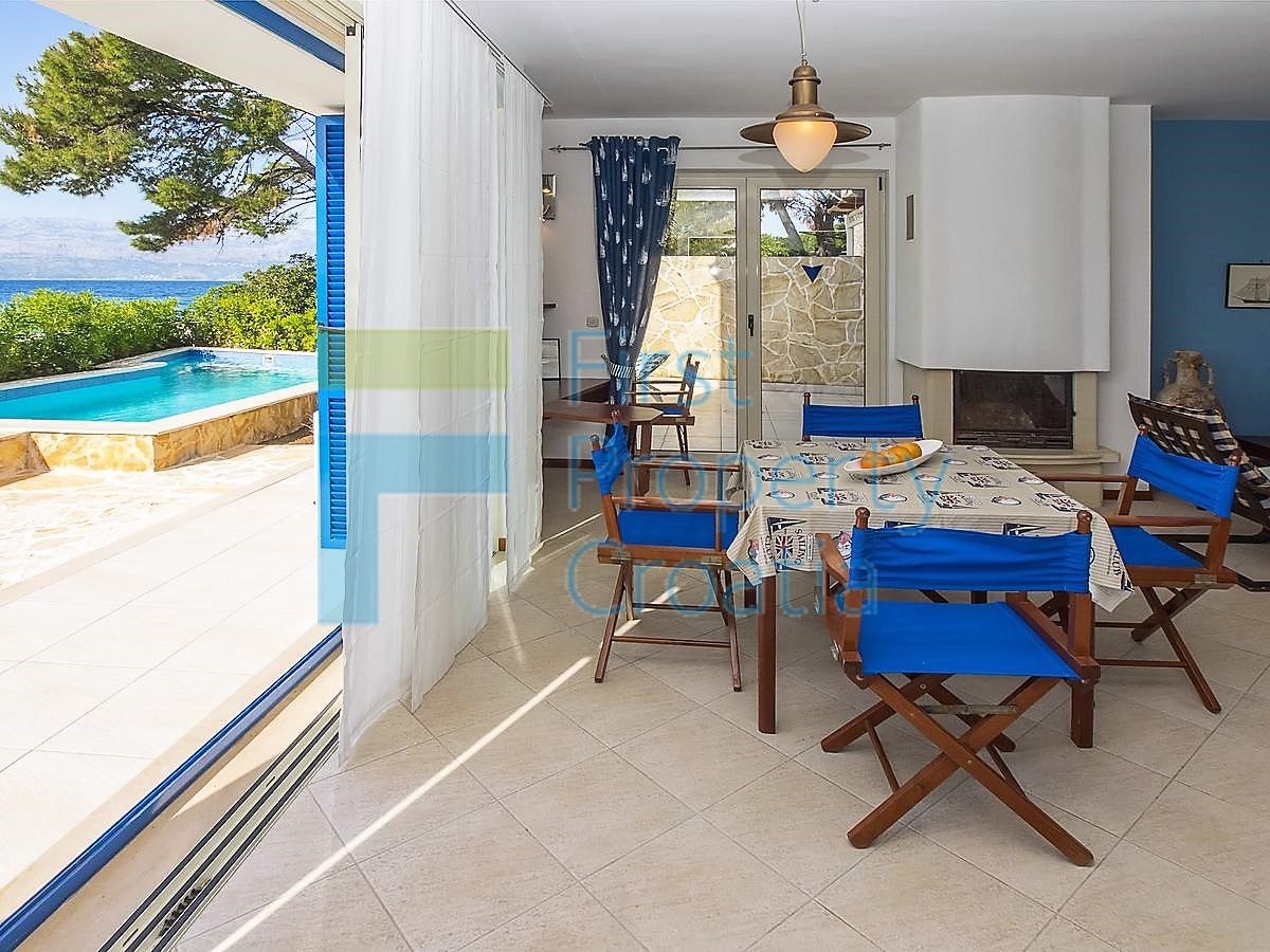 BR1278 - Kuća prvi red do mora s dva apartmana, Brač, na prodaju