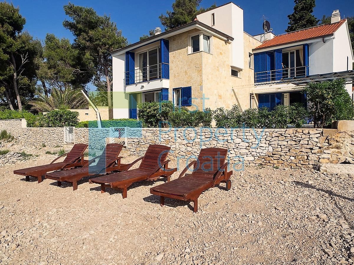 BR1278 - Kuća prvi red do mora s dva apartmana, Brač, na prodaju