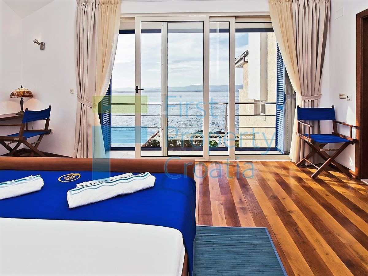 BR1278 - Kuća prvi red do mora s dva apartmana, Brač, na prodaju