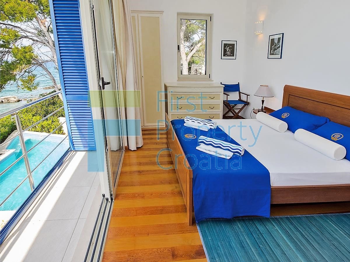 BR1278 - Kuća prvi red do mora s dva apartmana, Brač, na prodaju