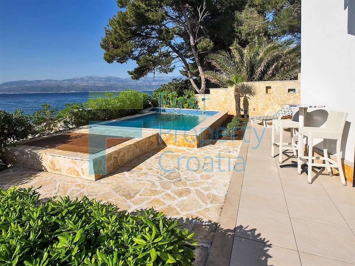 BR1278 - Kuća prvi red do mora s dva apartmana, Brač, na prodaju