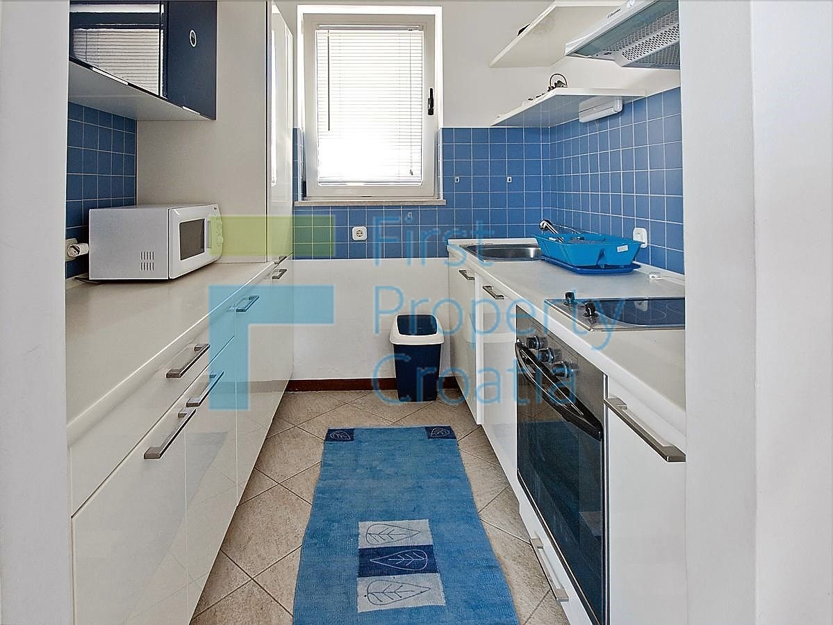 BR1278 - Kuća prvi red do mora s dva apartmana, Brač, na prodaju