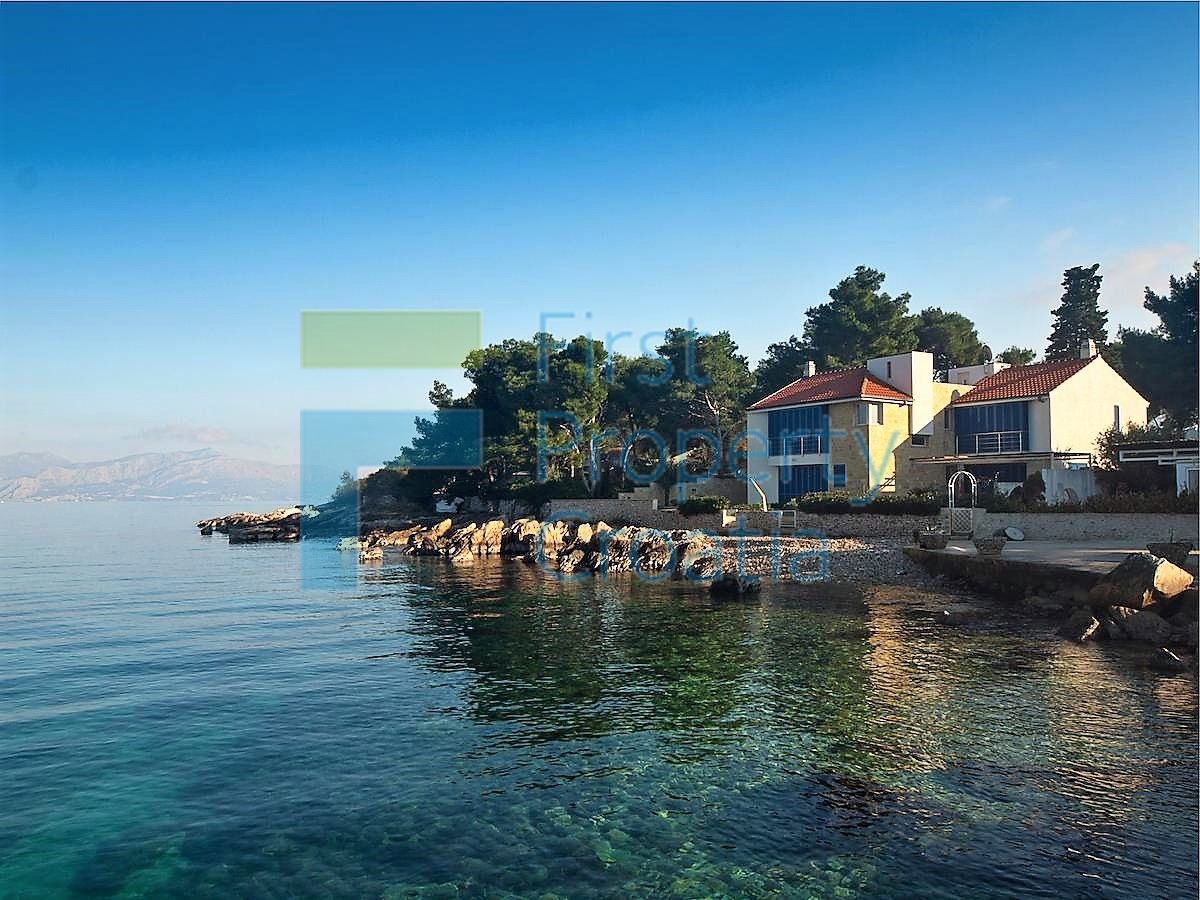 BR1278 - Kuća prvi red do mora s dva apartmana, Brač, na prodaju