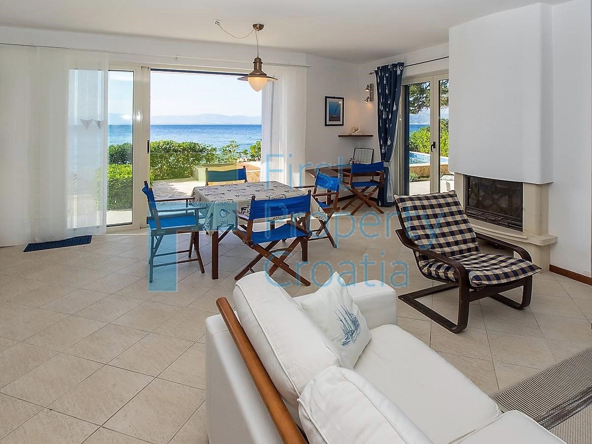 BR1278 - Kuća prvi red do mora s dva apartmana, Brač, na prodaju