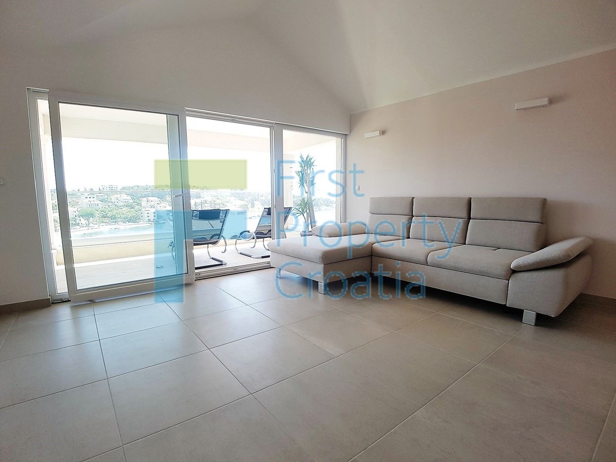 BR1059 - Renovirana kamena kuća samo 70m od mora, Brač, na prodaju