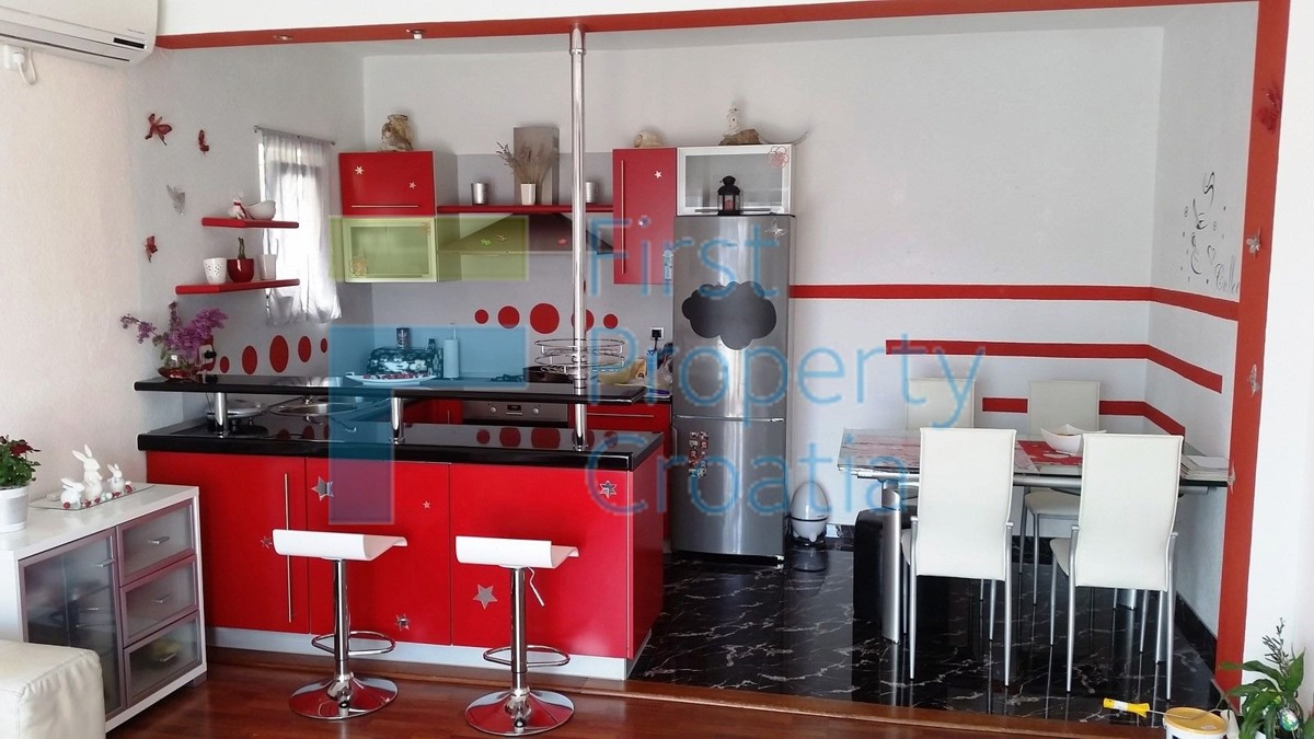 BR1059 - Renovirana kamena kuća samo 70m od mora, Brač, na prodaju