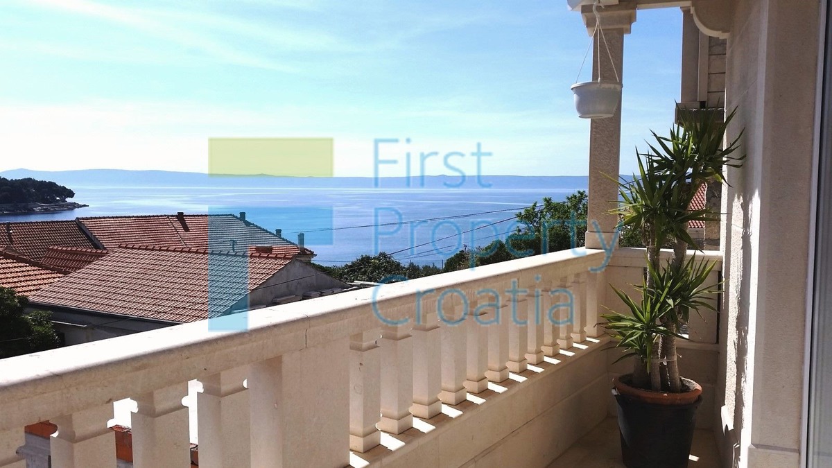 BR1059 - Renovirana kamena kuća samo 70m od mora, Brač, na prodaju