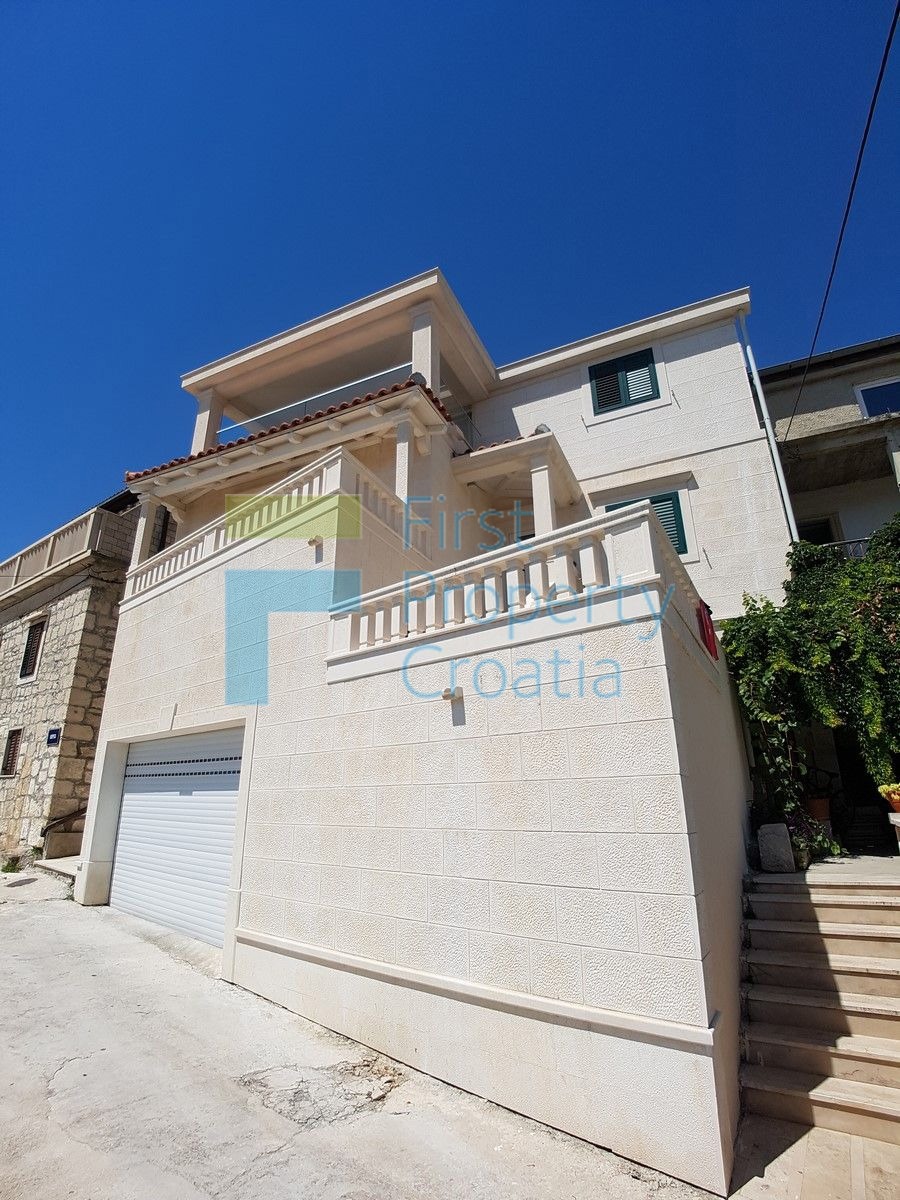 BR1059 - Renovirana kamena kuća samo 70m od mora, Brač, na prodaju