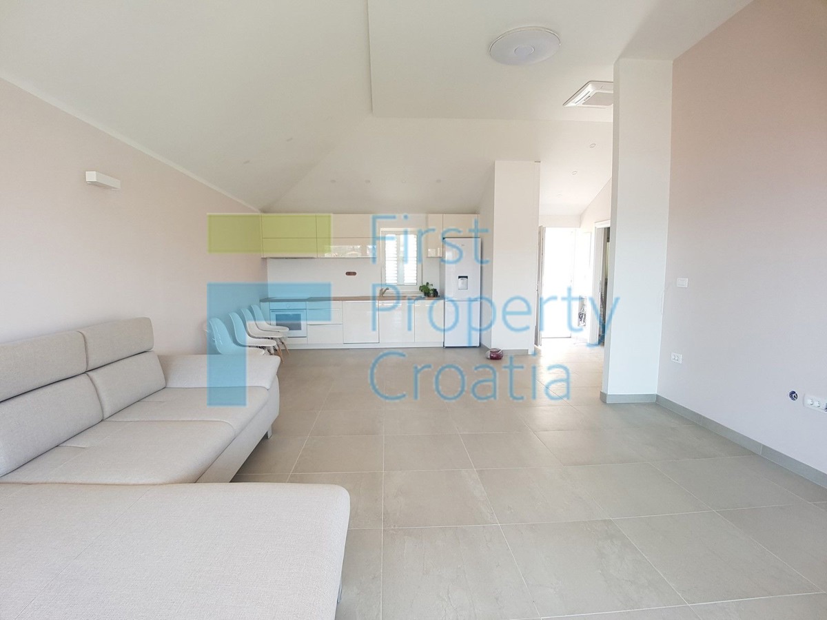 BR1059 - Renovirana kamena kuća samo 70m od mora, Brač, na prodaju