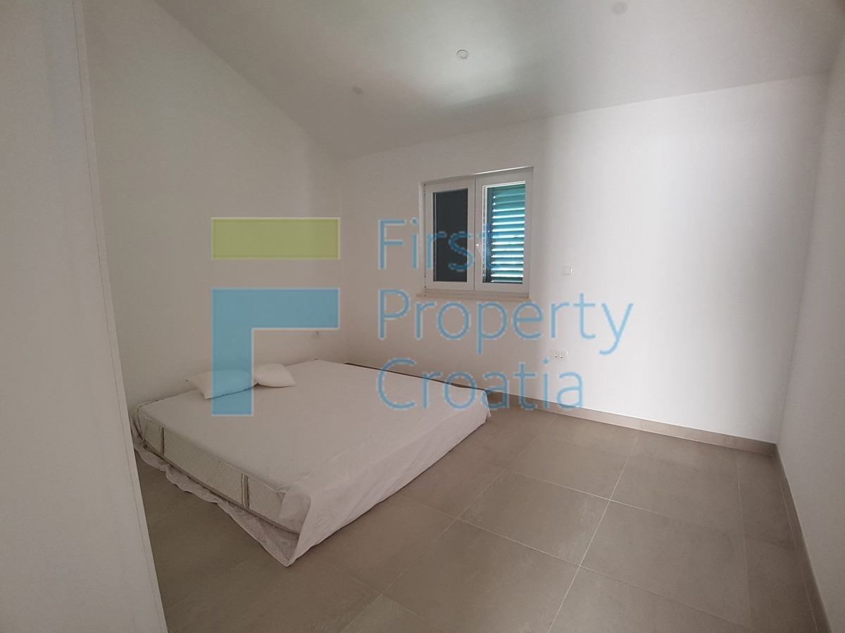 BR1059 - Renovirana kamena kuća samo 70m od mora, Brač, na prodaju