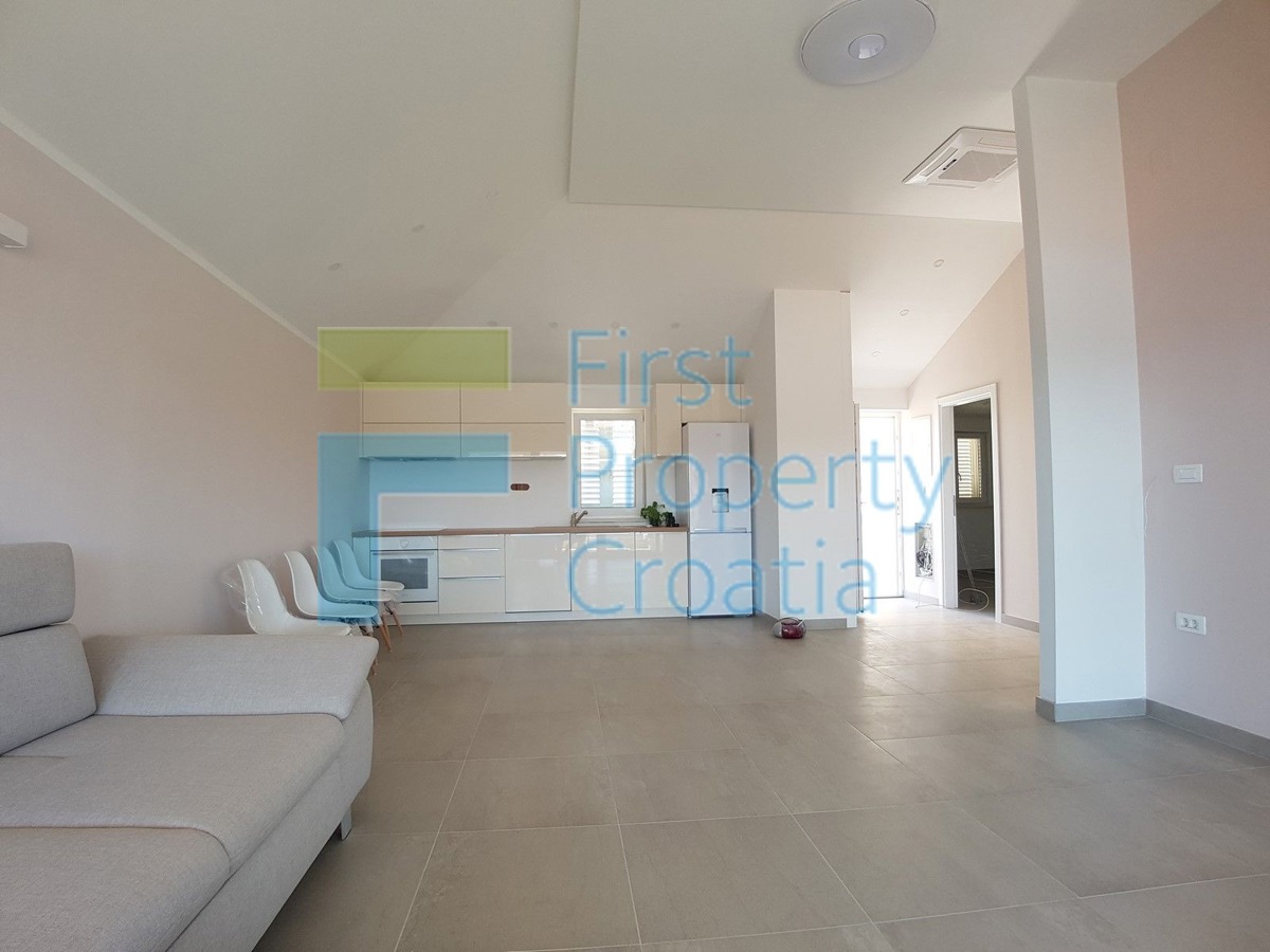 BR1059 - Renovirana kamena kuća samo 70m od mora, Brač, na prodaju