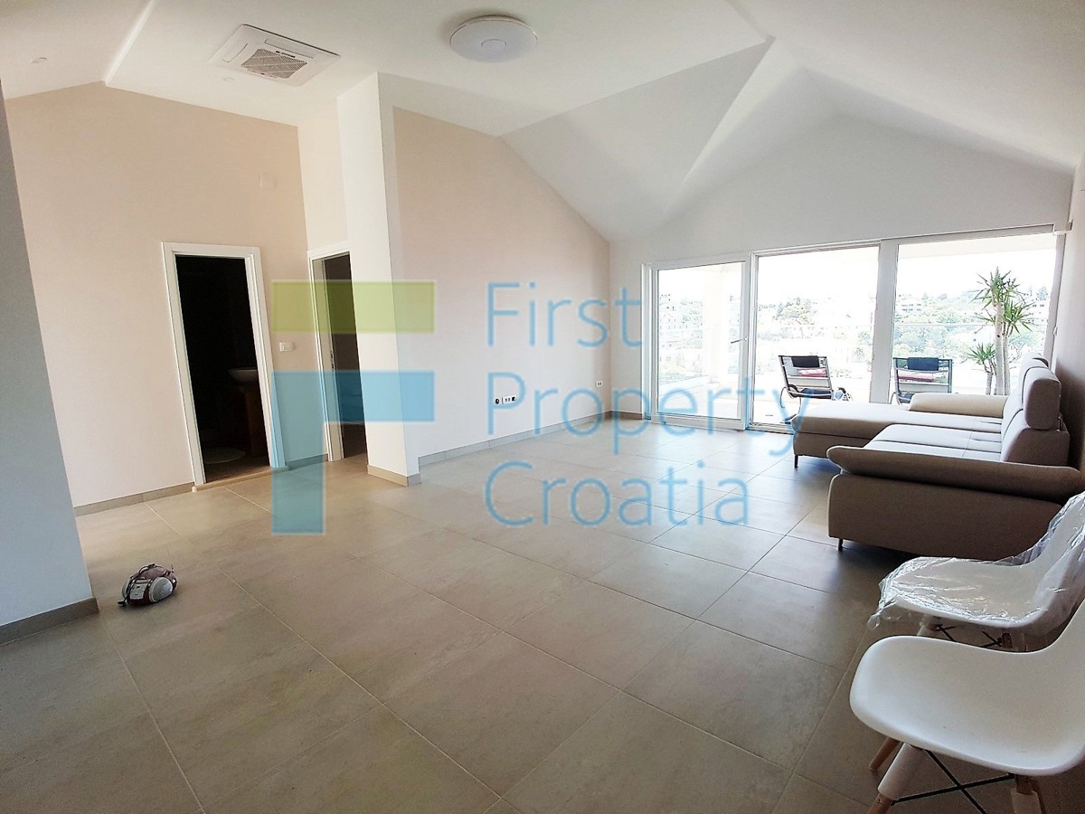 BR1059 - Renovirana kamena kuća samo 70m od mora, Brač, na prodaju