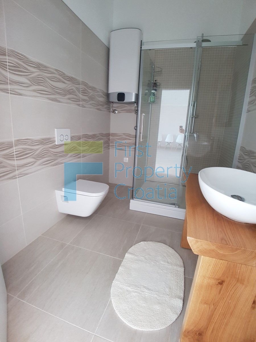 BR1059 - Renovirana kamena kuća samo 70m od mora, Brač, na prodaju