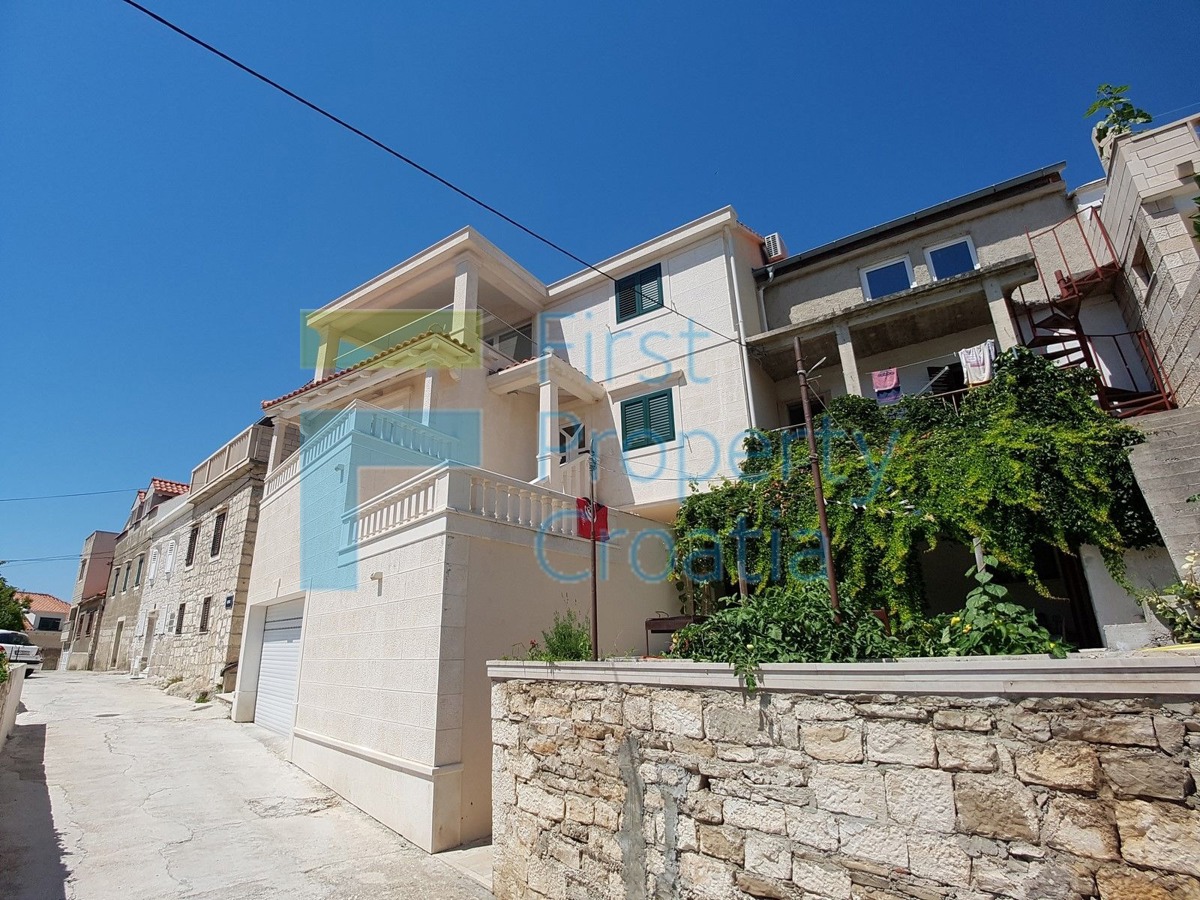 BR1059 - Renovirana kamena kuća samo 70m od mora, Brač, na prodaju