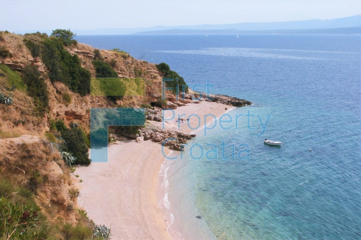 BR1498 - Zemljište s kamenim objektom blizu plaže, Brač, na prodaju
