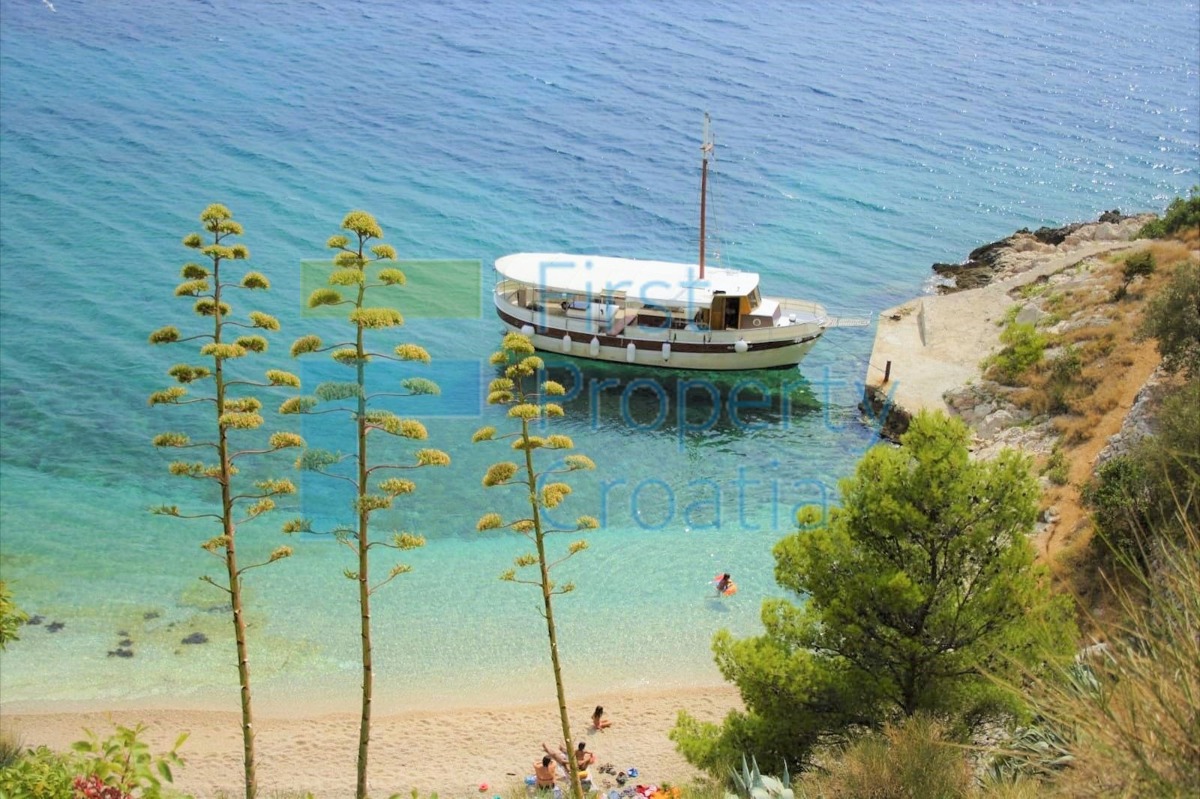 BR1498 - Zemljište s kamenim objektom blizu plaže, Brač, na prodaju