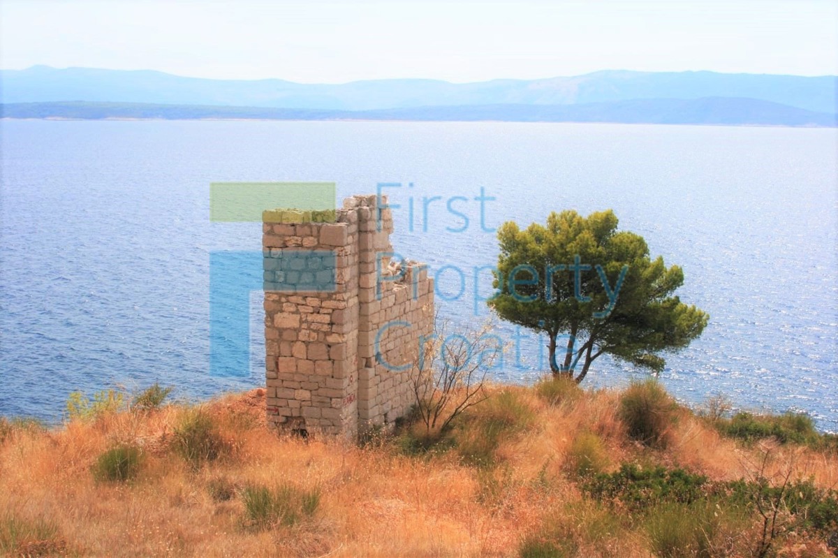 BR1498 - Zemljište s kamenim objektom blizu plaže, Brač, na prodaju