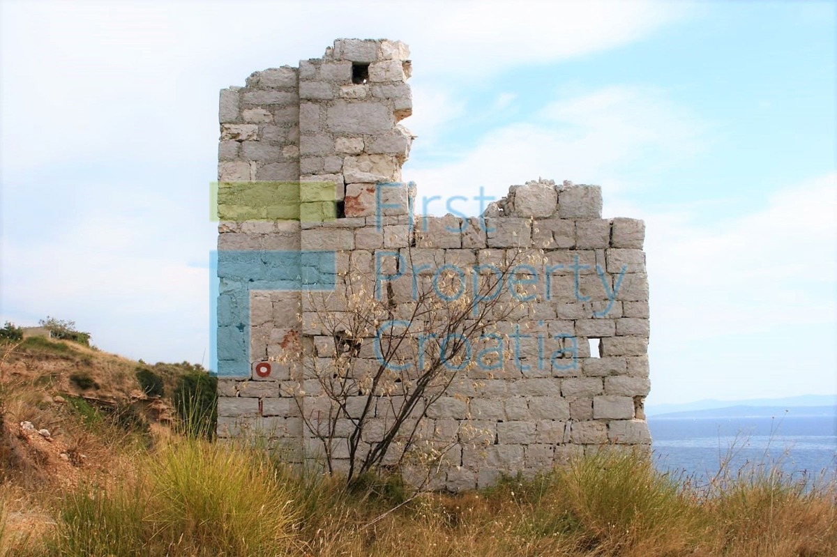 BR1498 - Zemljište s kamenim objektom blizu plaže, Brač, na prodaju