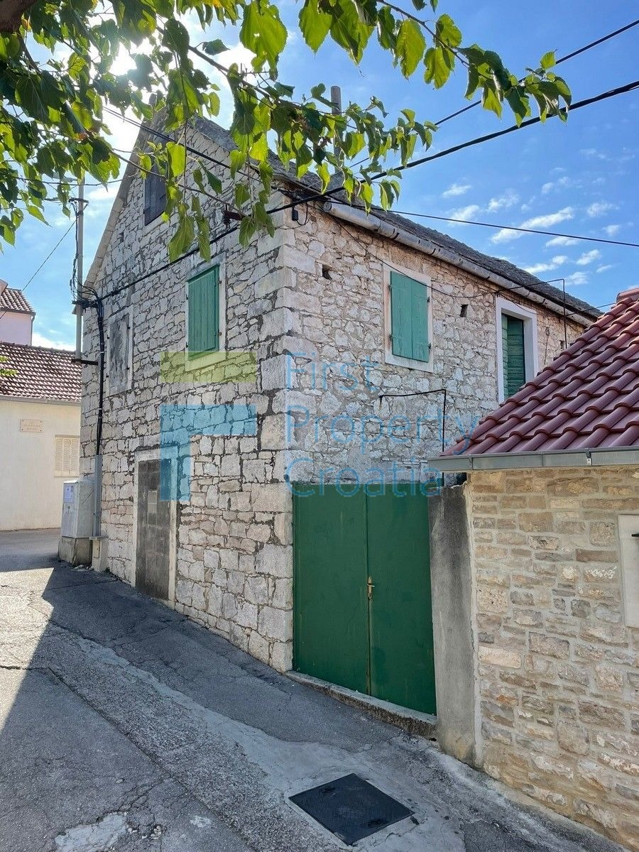 BR1679 - Stara kamena kuća na centralnoj poziciji, Brač, na prodaju