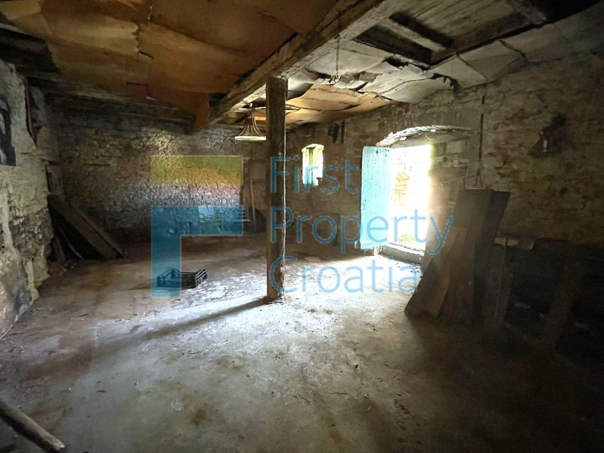 BR1679 - Stara kamena kuća na centralnoj poziciji, Brač, na prodaju