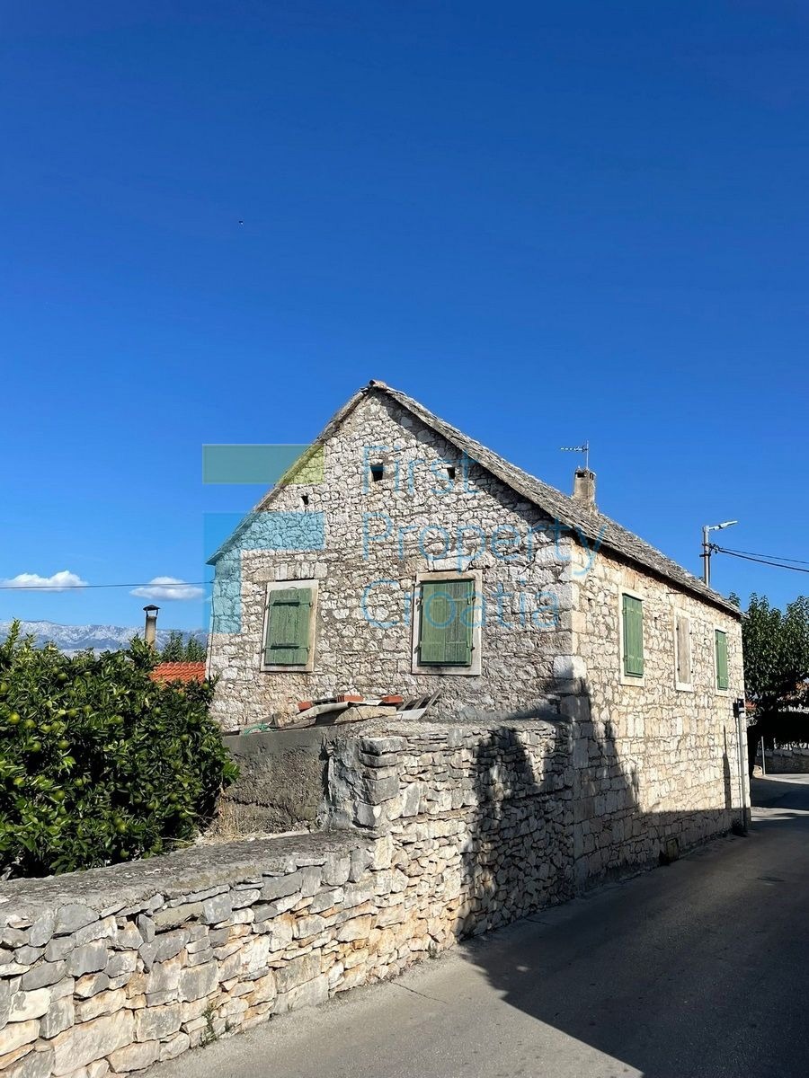 BR1679 - Stara kamena kuća na centralnoj poziciji, Brač, na prodaju