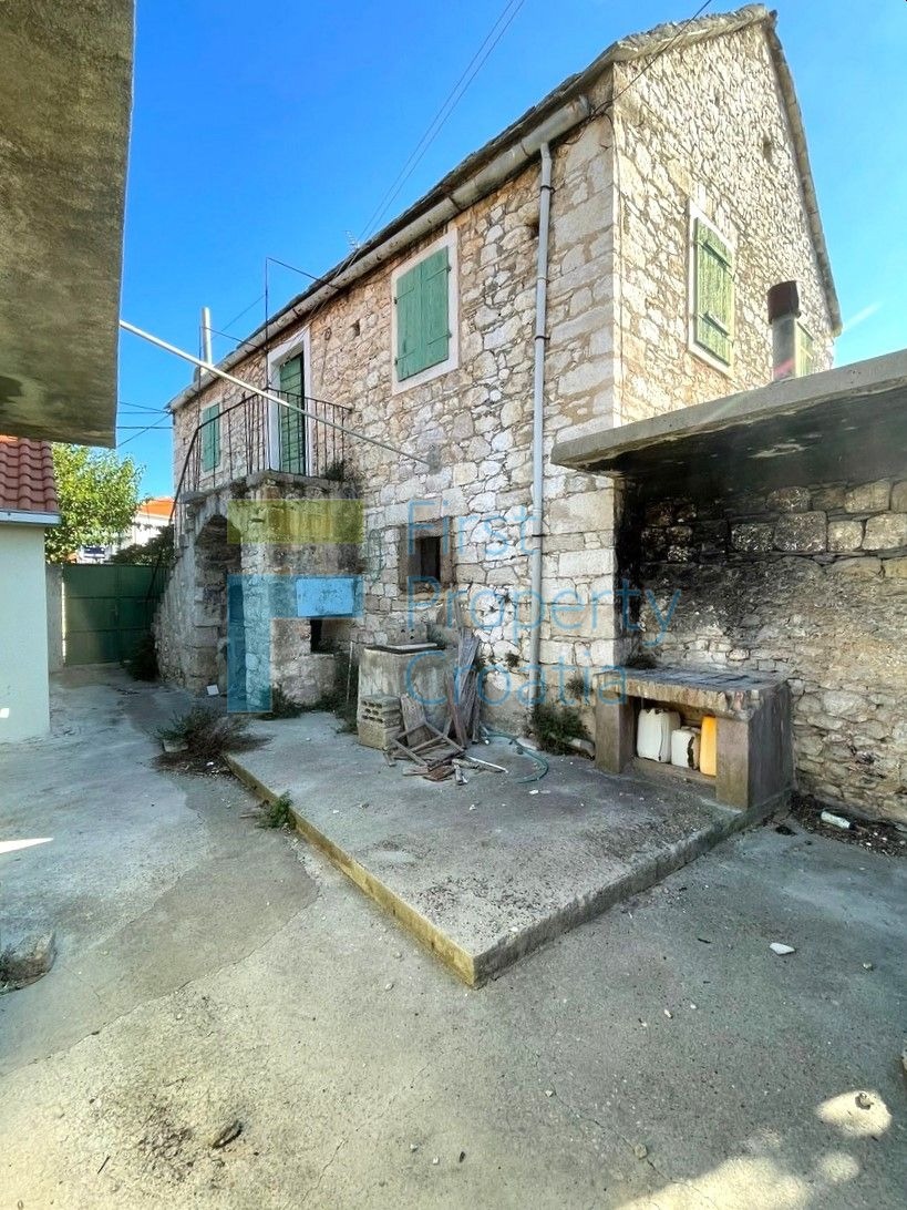 BR1679 - Stara kamena kuća na centralnoj poziciji, Brač, na prodaju