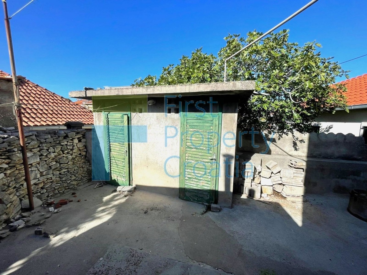 BR1679 - Stara kamena kuća na centralnoj poziciji, Brač, na prodaju