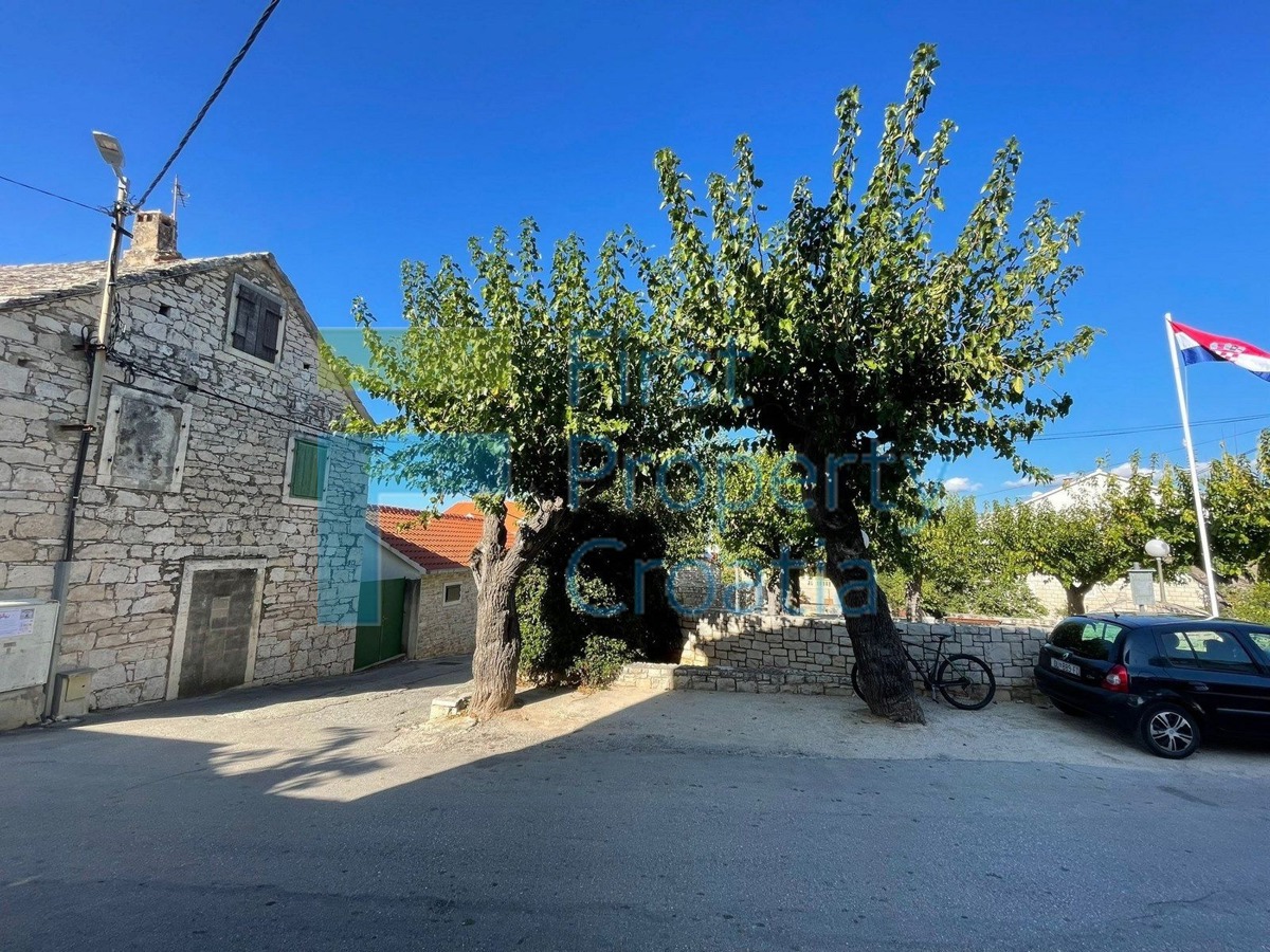 BR1679 - Stara kamena kuća na centralnoj poziciji, Brač, na prodaju