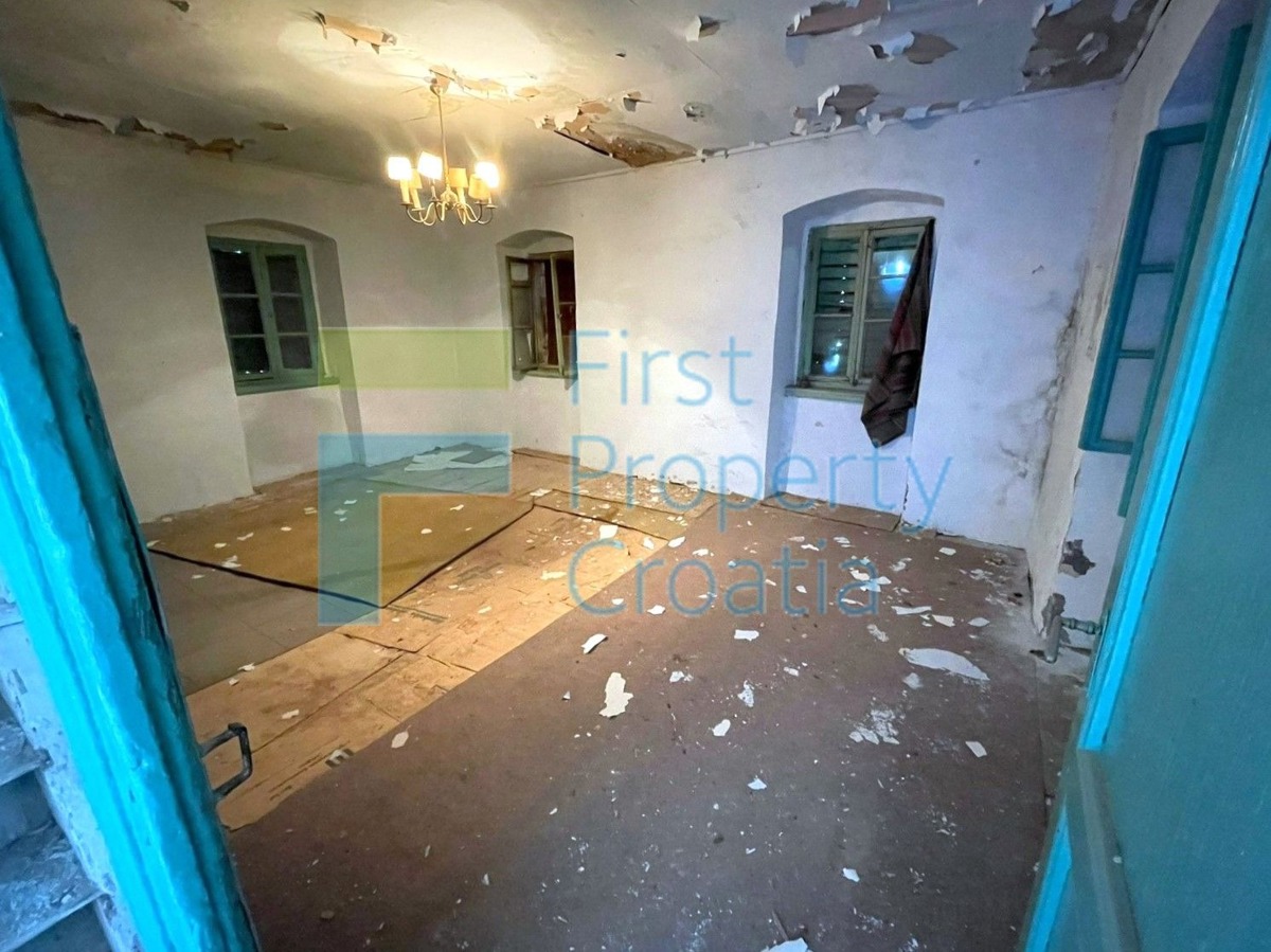 BR1679 - Stara kamena kuća na centralnoj poziciji, Brač, na prodaju