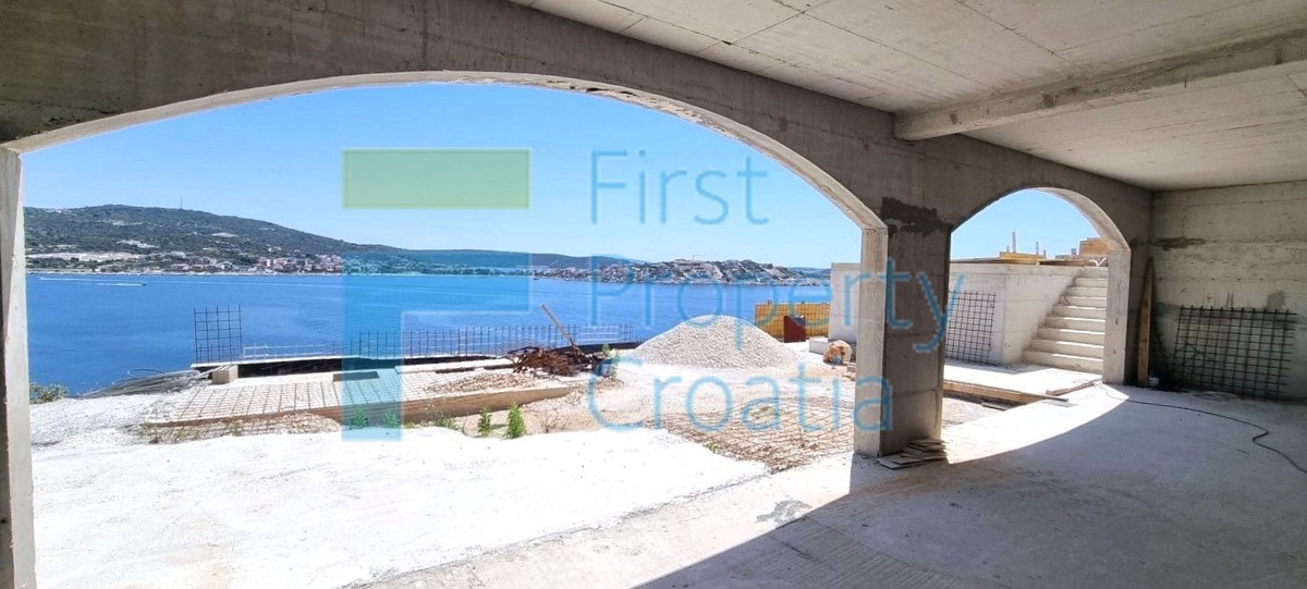 RG1713 - Vila s divnim pogledom na more, okolica Rogoznice, na prodaju