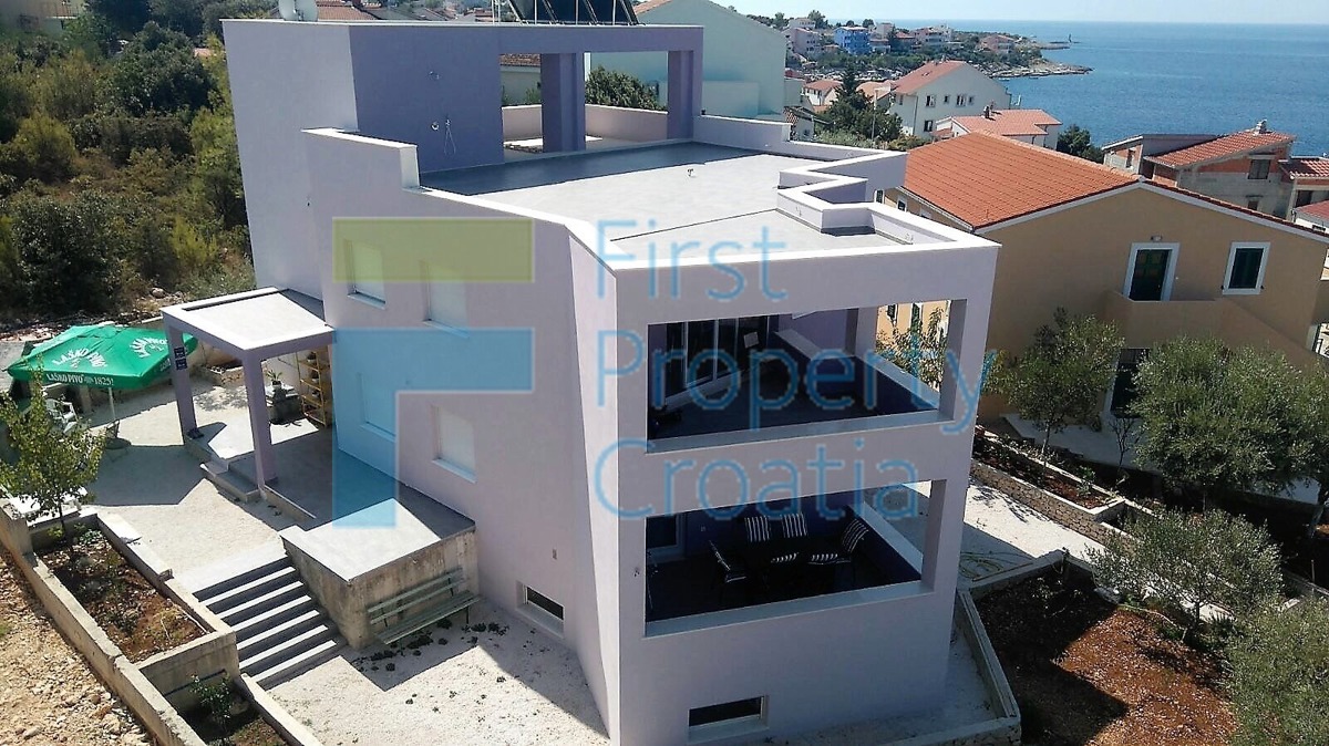 RG0811 - Apartmanska vila 50m od mora, okolica Rogoznice, na prodaju