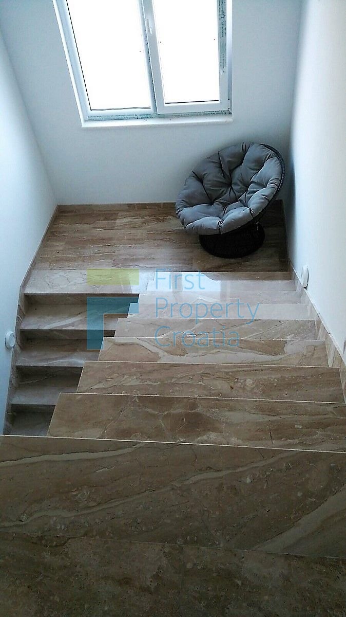 RG0811 - Apartmanska vila 50m od mora, okolica Rogoznice, na prodaju